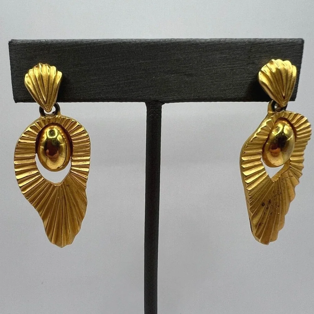 Casual Corner Dangle Pierced Earrings Brushed Shiny‎ Gold Tone Door Knocker Drop